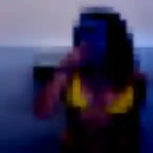 Xénia, 25 ans, connectée à Saint-Christophe-Vallon pour une rencontre coquine