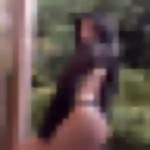 Téning, 26 ans, en ligne à Villeneuve-de-Rivière pour une rencontre coquine